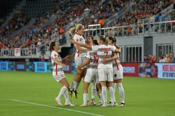 输急了！热刺小将背后下黑脚放铲直红，全场被上海U17压着打（配图示意）